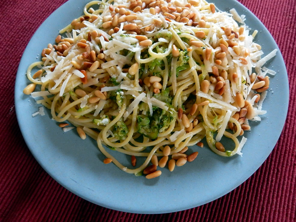 Pasta courgette citroenschil