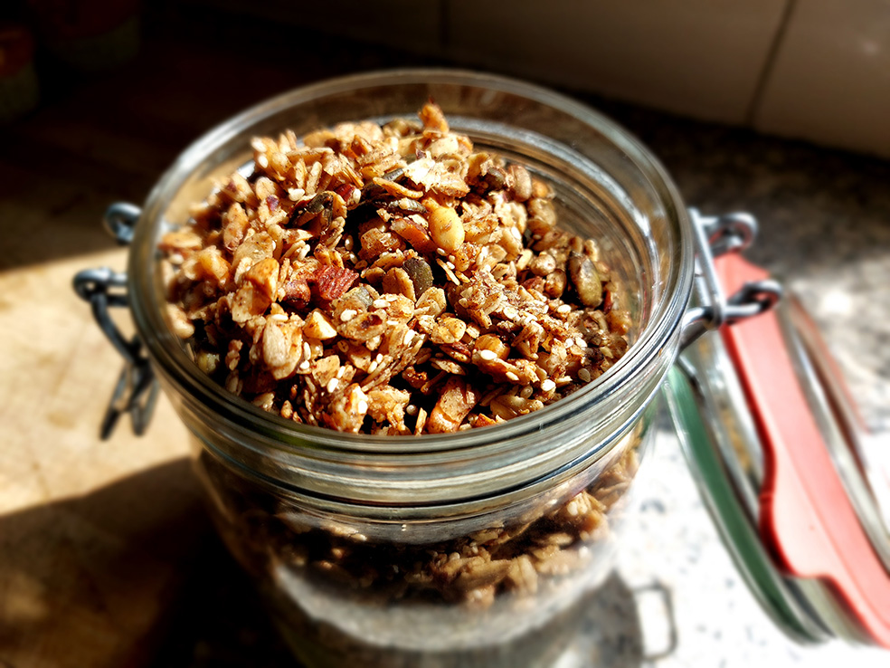 zelfgemaakte granola of krokante muesli