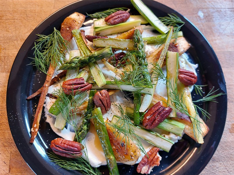 Pastinaak en groene asperges met&nbsp;labneh